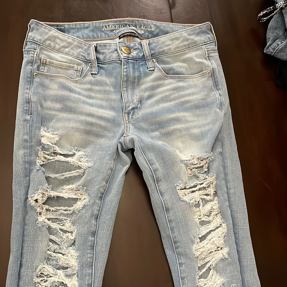 i am selling these stretchy ripped skinny jeans.